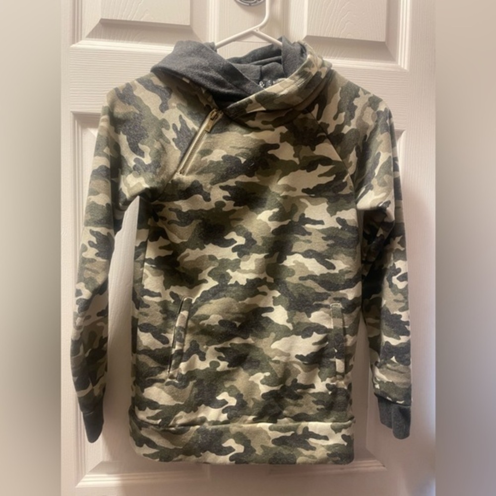 10/$20🔥‎ Ampersand Camouflage sweatshirt